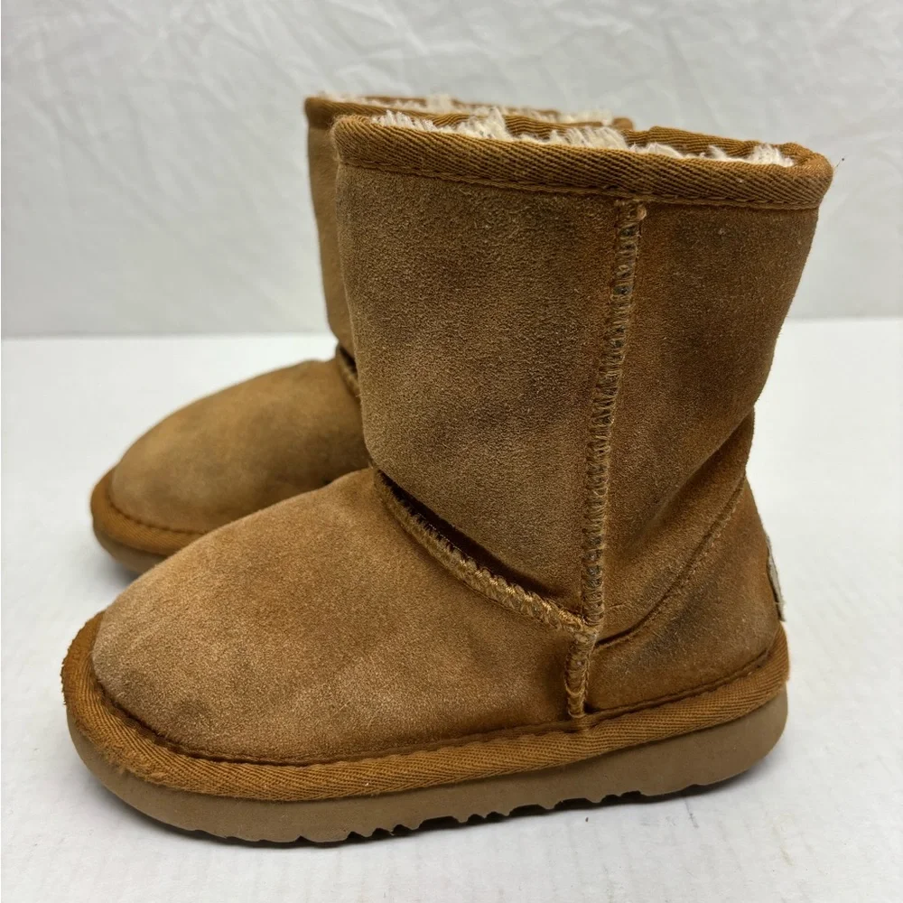 Classic boots little girl SZ 3, box 2
